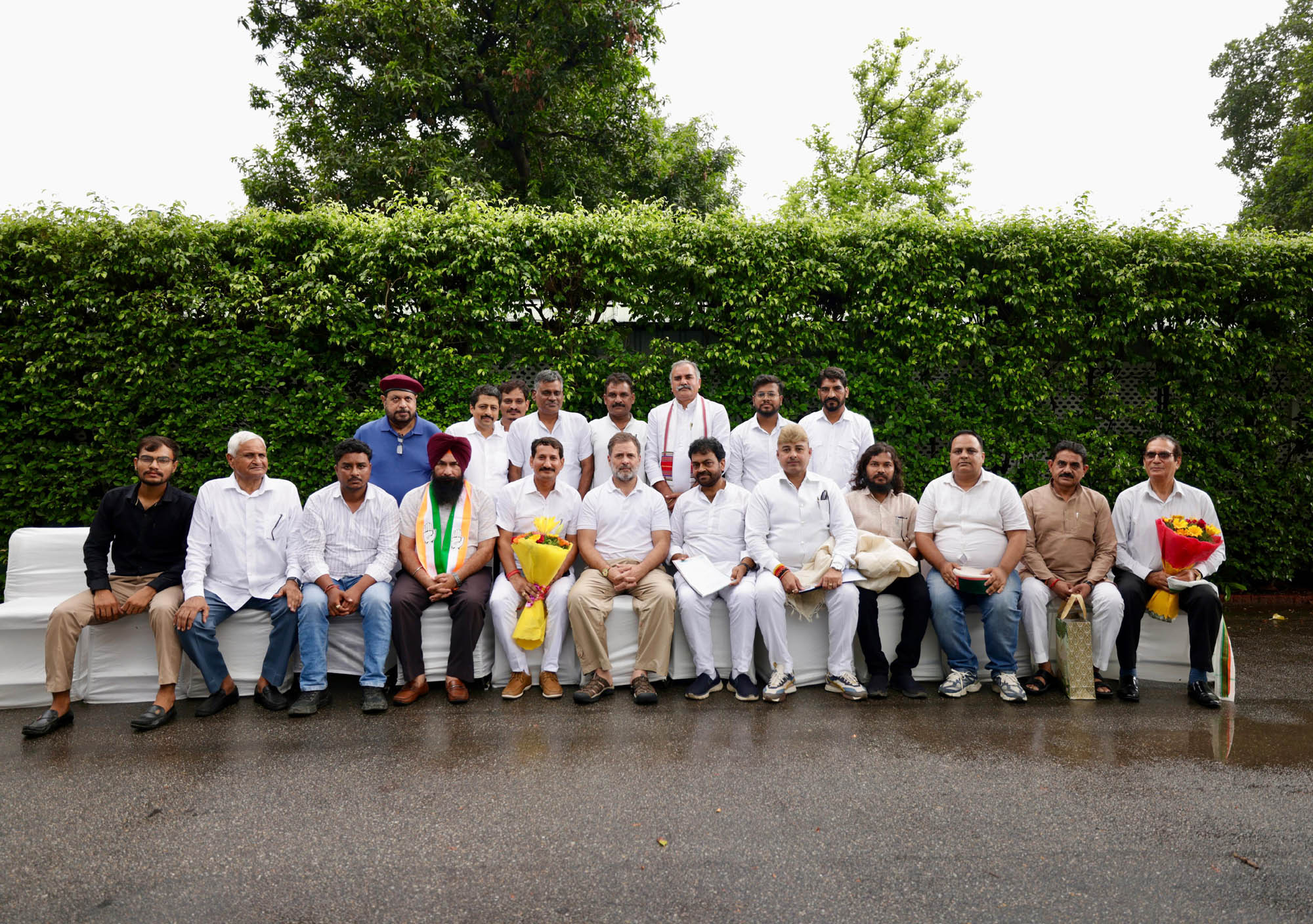 Representatives of Sain community met Leader of Opposition Rahul Gandhi under the leadership of Congress leader Dr Anil Jaihind and Yogendra Yogi.